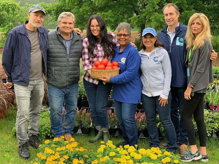 Jon Stewart with wife, family, volunteers for Farm Foundation