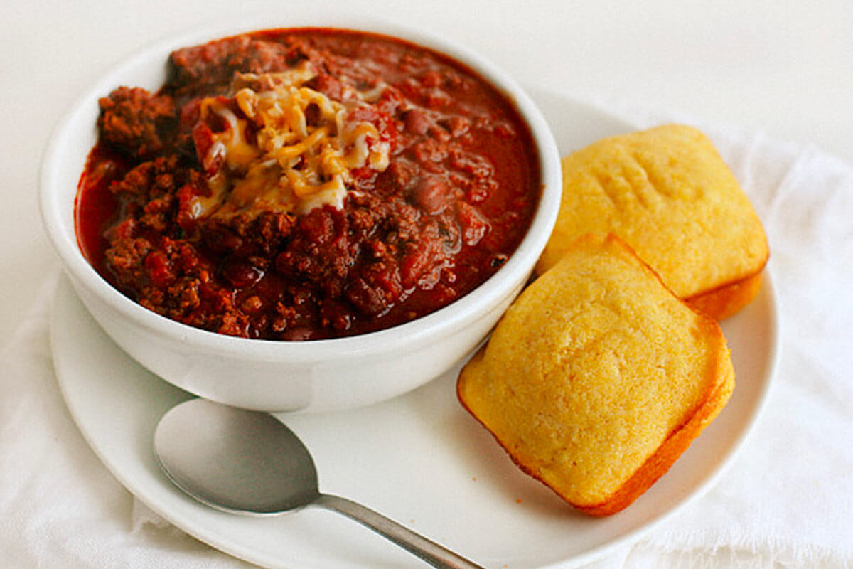 Chili and cornbread