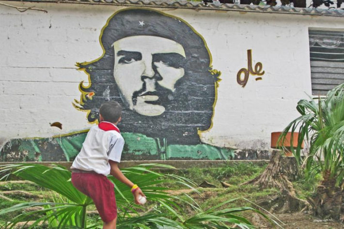 Painted mural of Ernesto Che Guevara