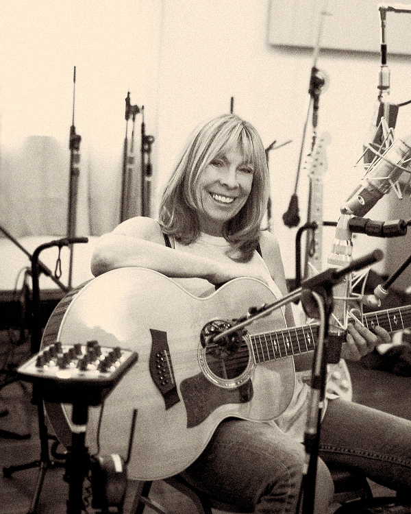 Photo of Rickie Lee Jones, with her guitar